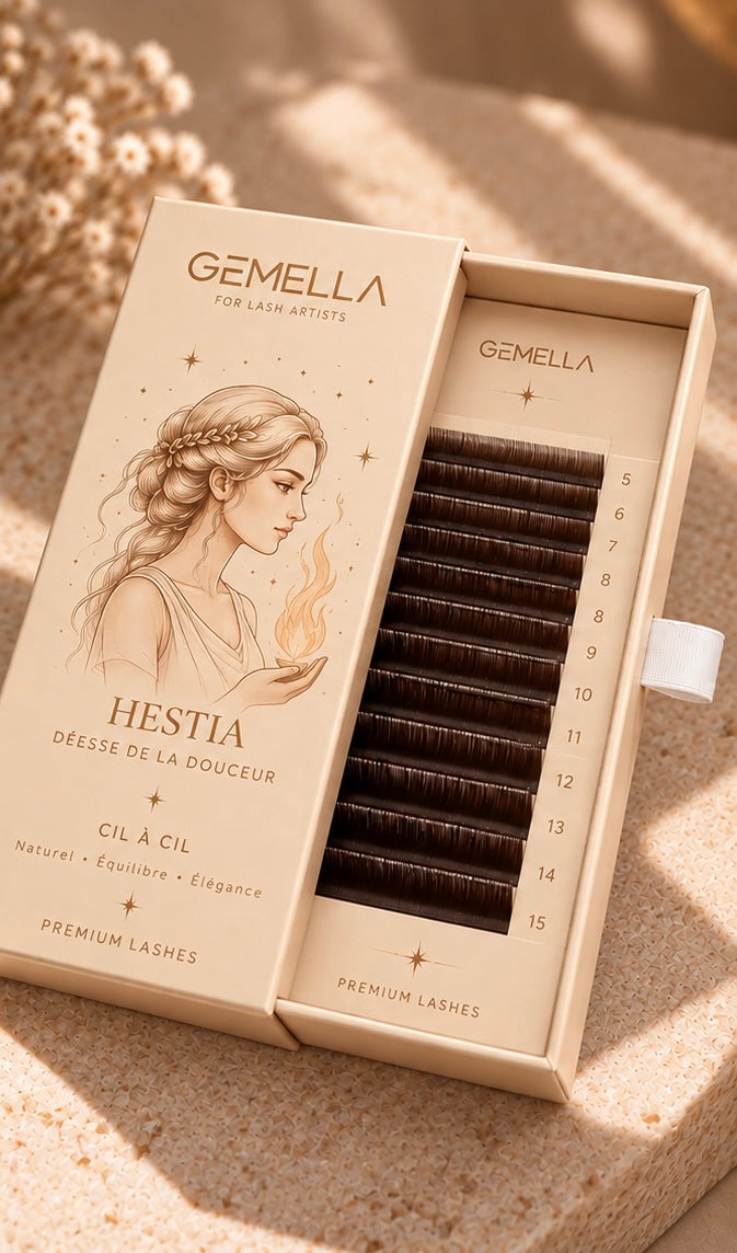 Coffret ouvert GEMELLA Hestia, extensions de cils Cil à Cil Flat Velvet 0,15, bandes de longueurs numérotées