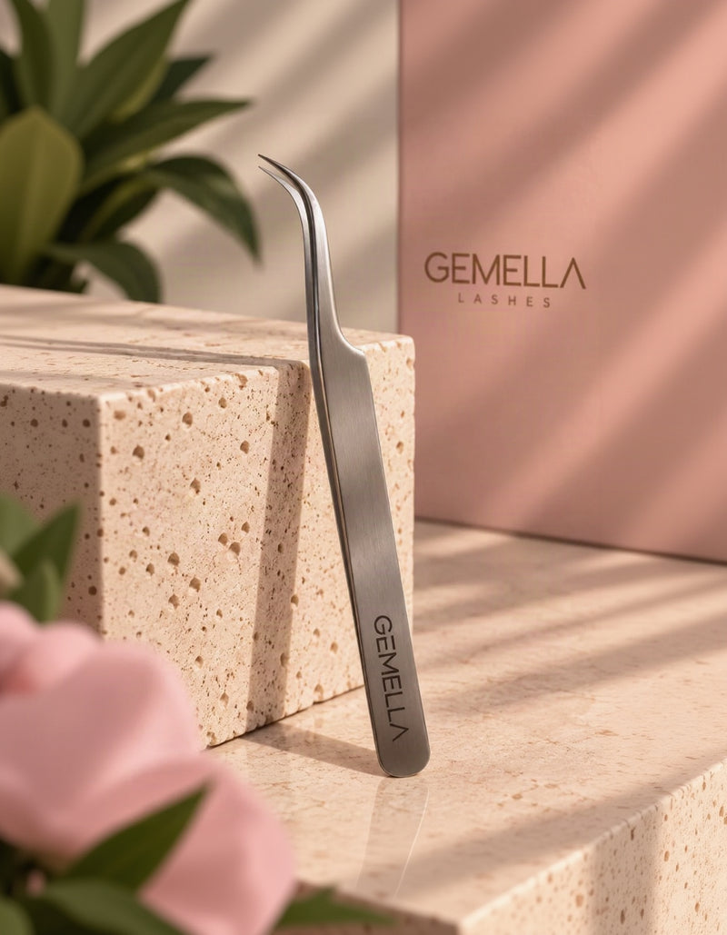 Pince Isolation courbée Gemella en acier argenté, pointe courbe pour extensions de cils