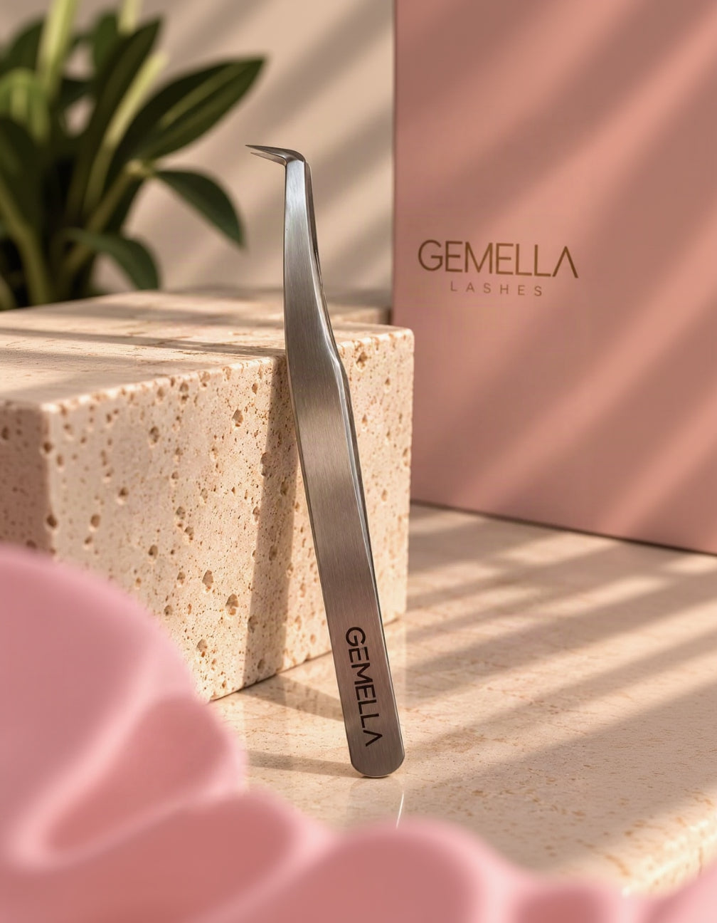 Pince Volume Gemella en acier argenté, pointe coudée pour bouquets Volume Russe